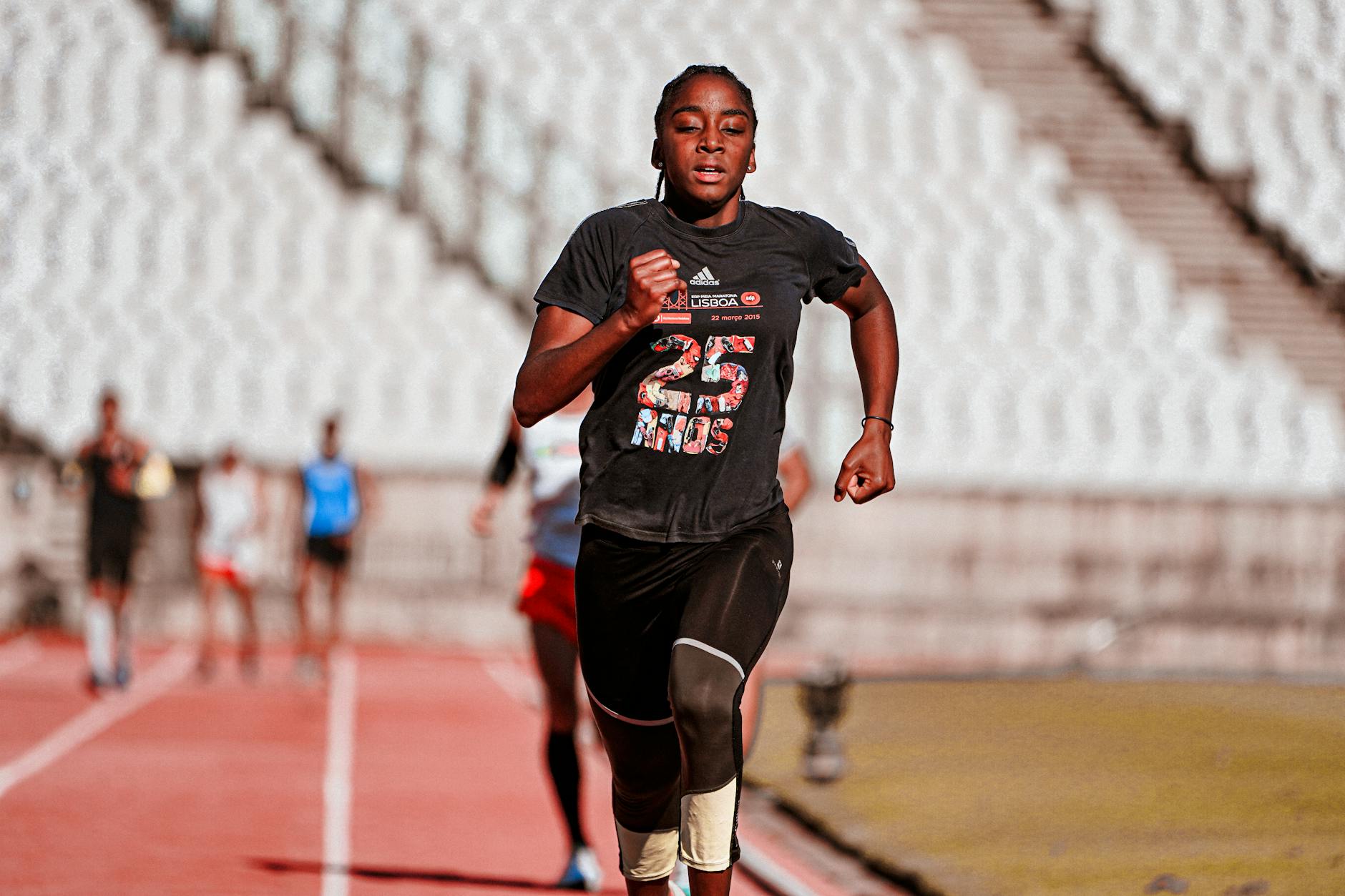Biegacz na stadionowej bieżni podczas intensywnego treningu