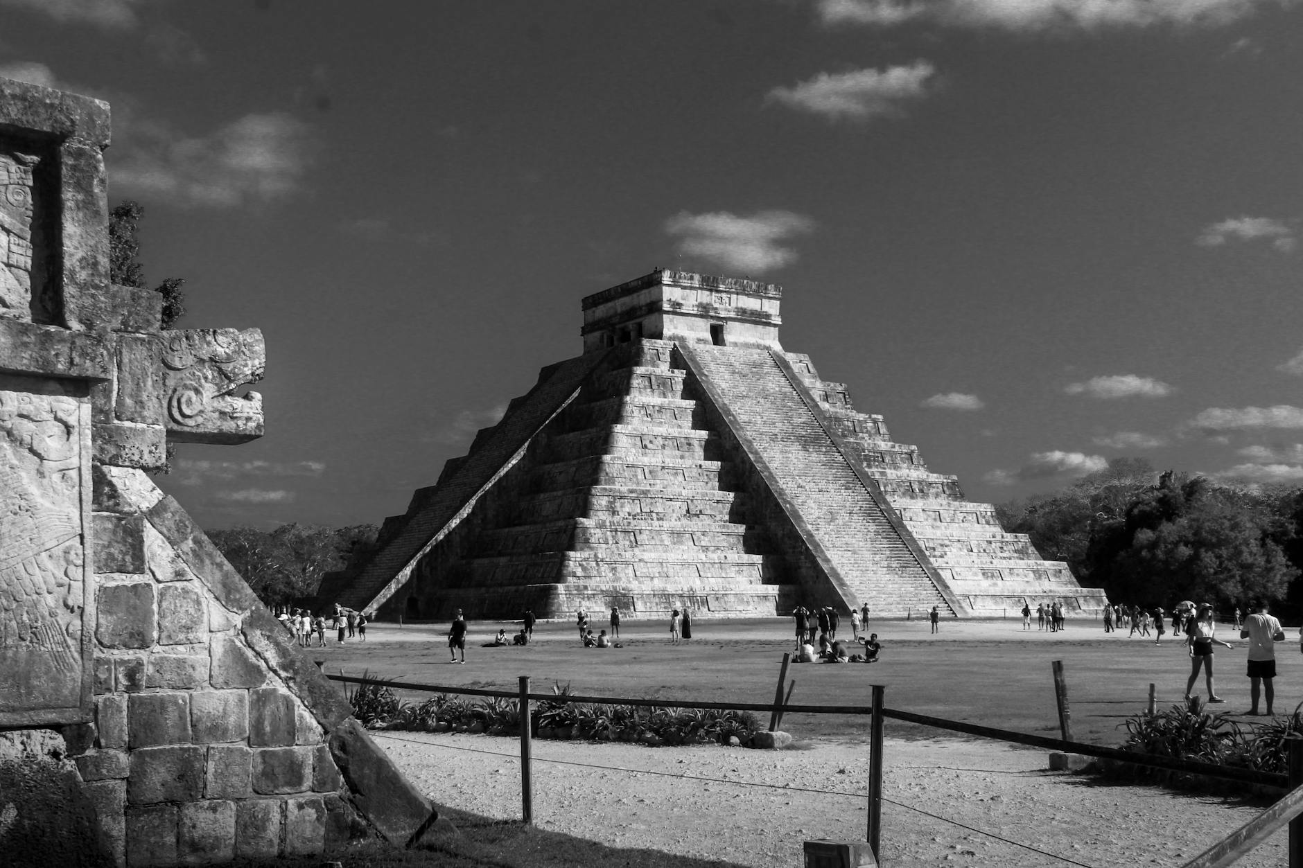 Czarno-białe ujęcie piramidy Majów El Castillo w Chichén Itzá