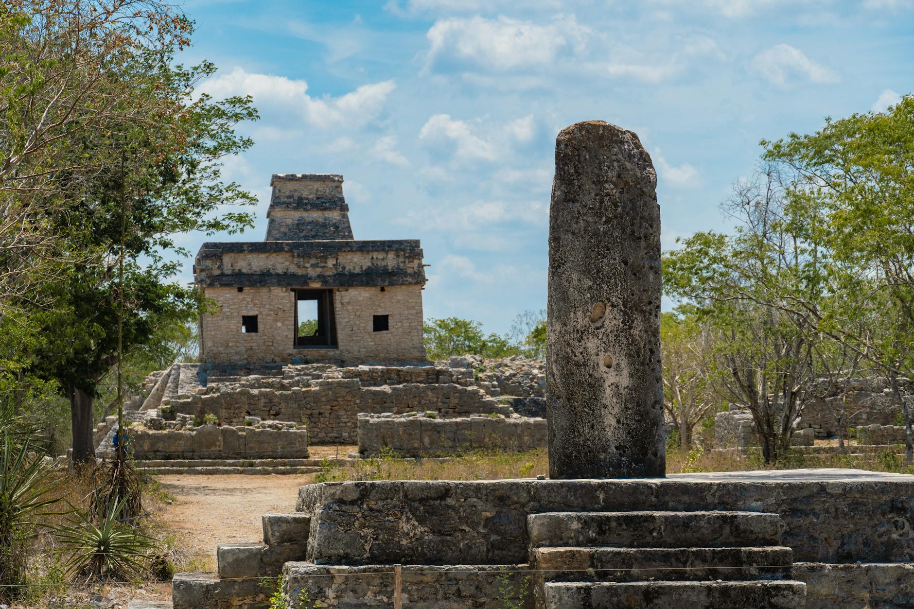 Majańska świątynia Dzibilchaltún na tle jasnego, błękitnego nieba