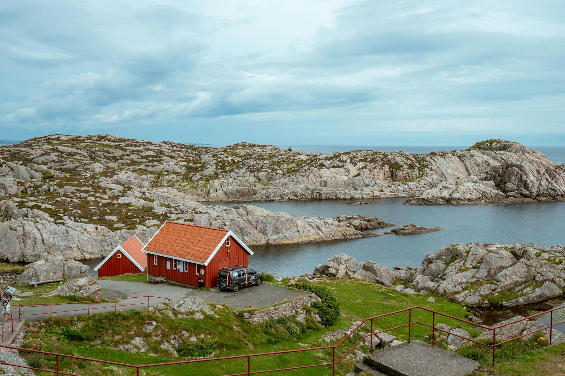 Czerwona chatka nad skalistym wybrzeżem w Lindesnes w Norwegii