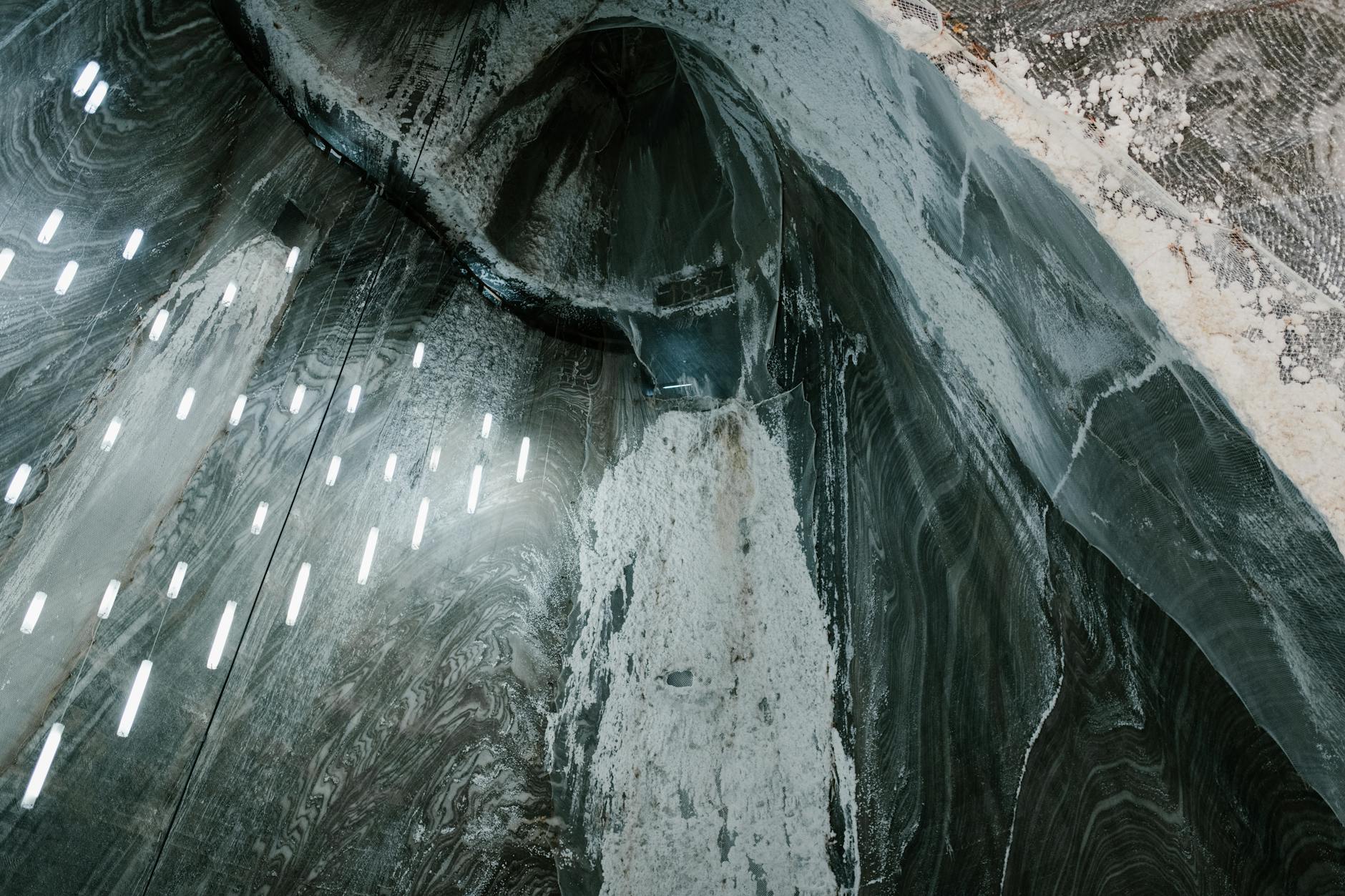 LED-owe lampy i słone nacieki na ścianach kopalni Salina Turda