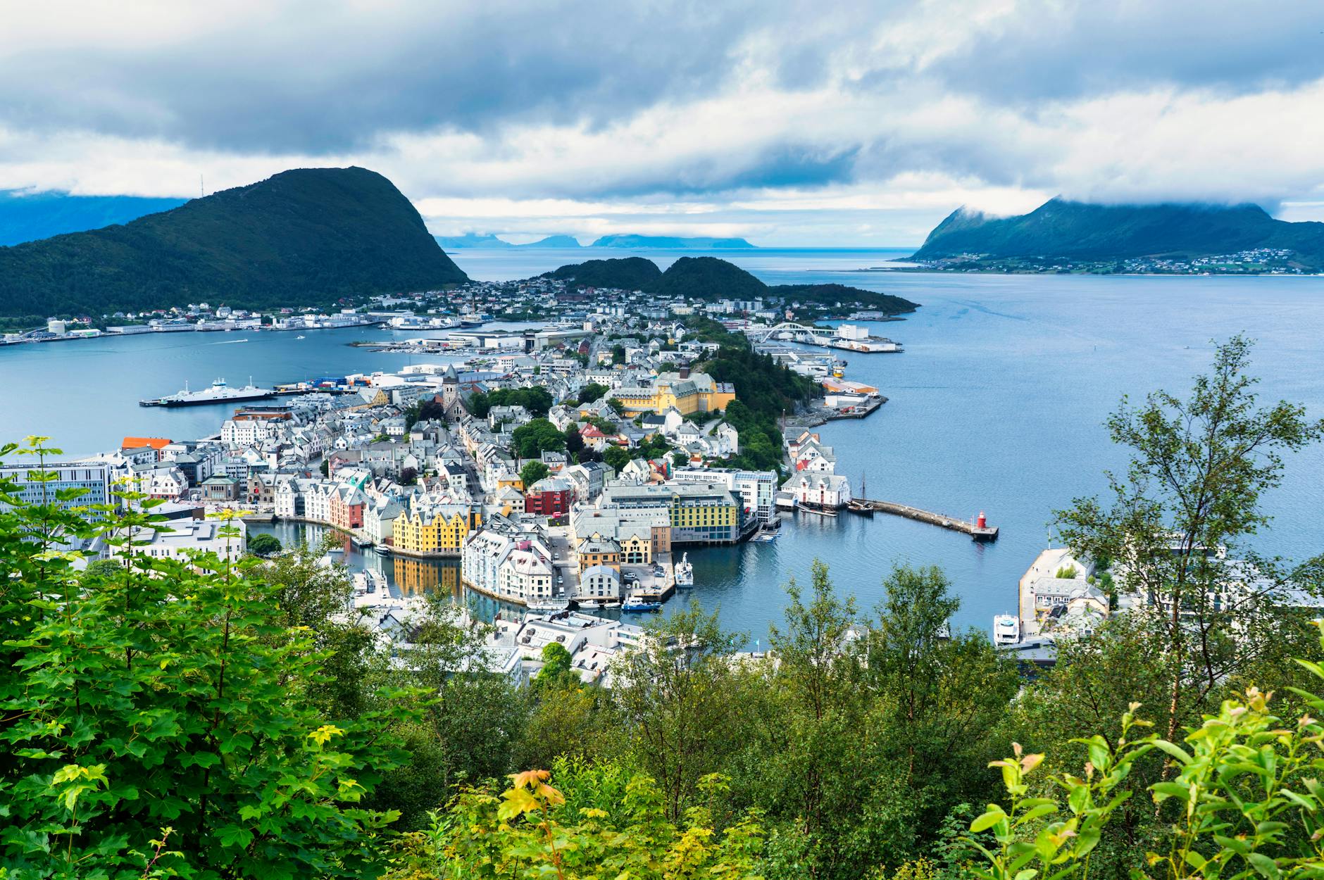 Lotnicze ujęcie kolorowego portu i zabudowy miasta Ålesund w Norwegii