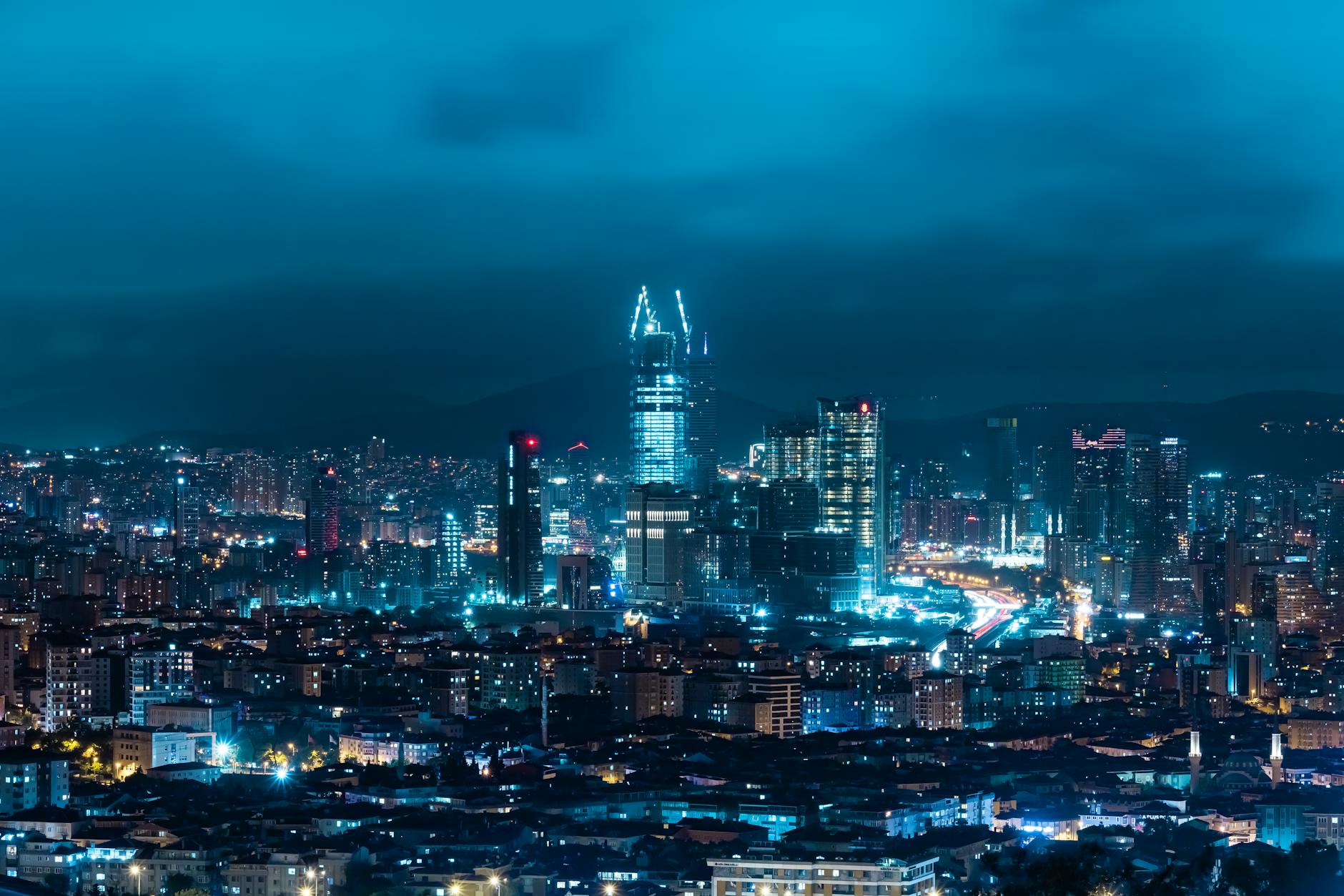 Nocna panorama Stambułu z podświetlonymi drapaczami chmur i światłami miasta