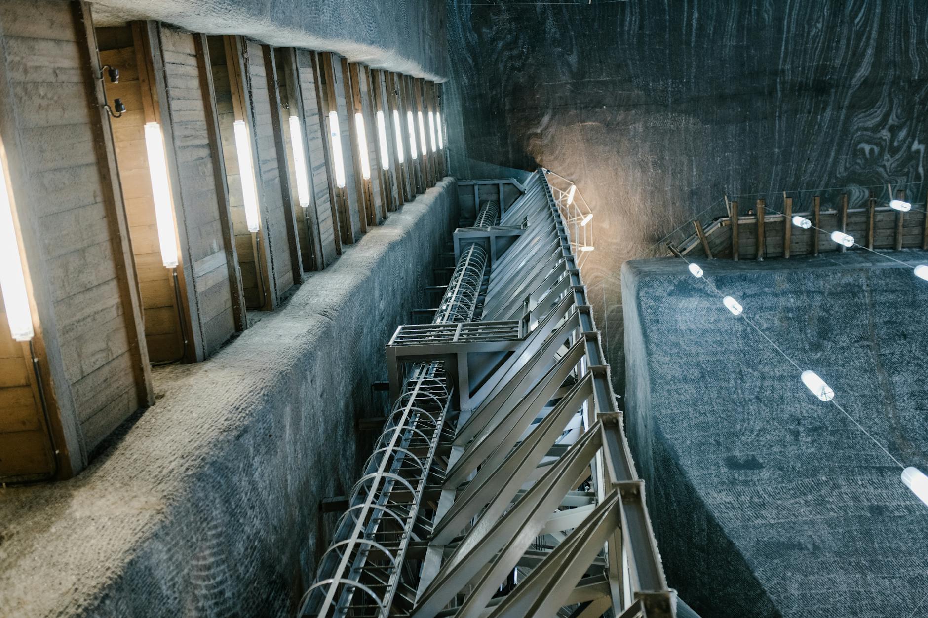 Wnętrze kopalni soli Salina Turda z futurystycznymi platformami