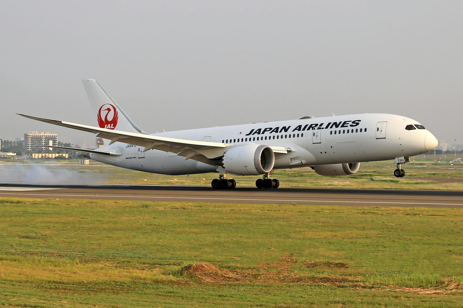 Lądowanie samolotu Japan Airlines Boeing 787 Dreamliner na pasie runway
