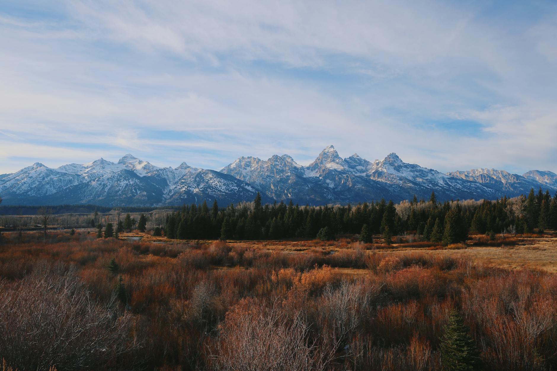 Panorama gór Grand Teton w USA pod czystym, błękitnym niebem