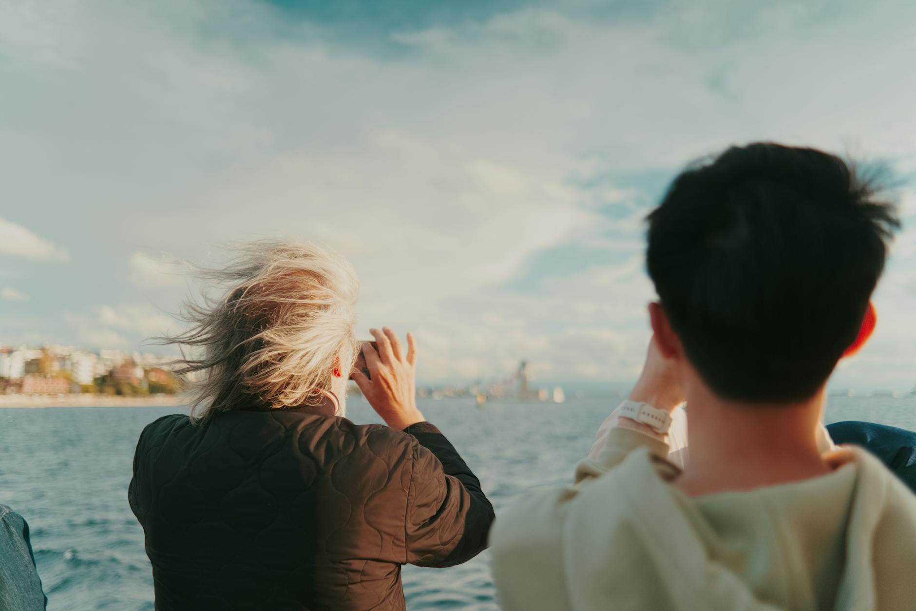 Para nad wodą robi zdjęcia w słoneczny dzień w Berlinie