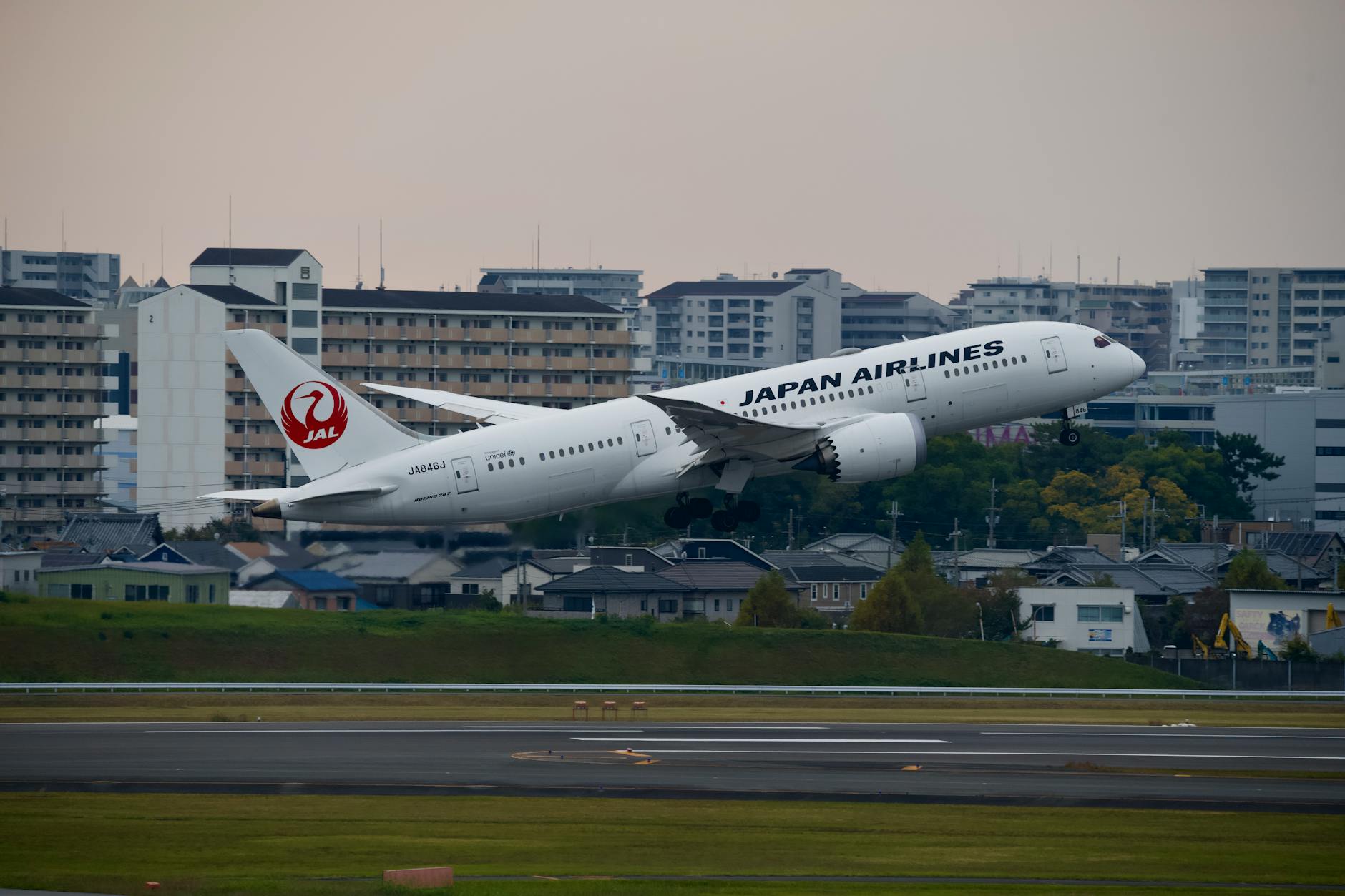 Samolot Japan Airlines Boeing 787 startuje z lotniska w japońskim mieście