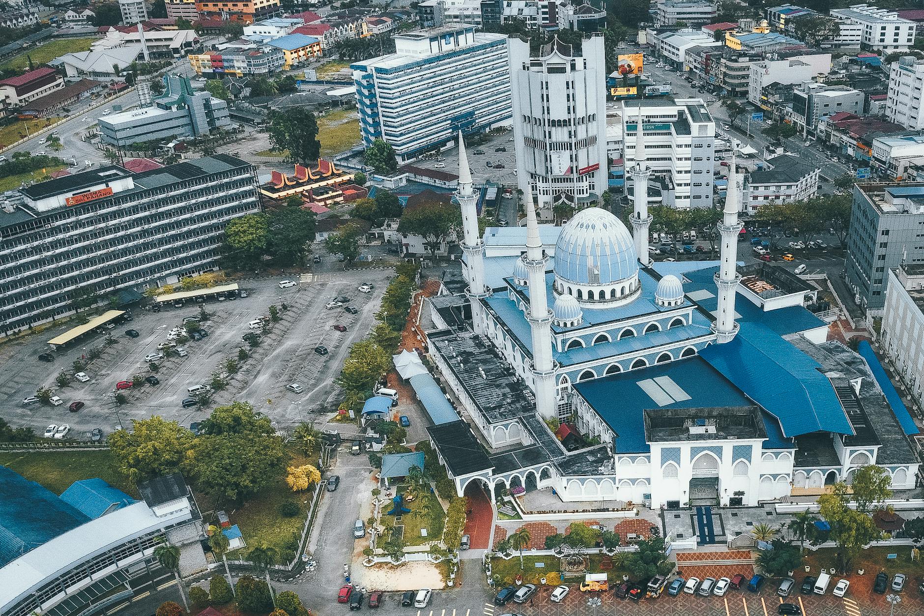 Stara katedra z kopułą i wieżami wśród zabudowy miasta Kuching