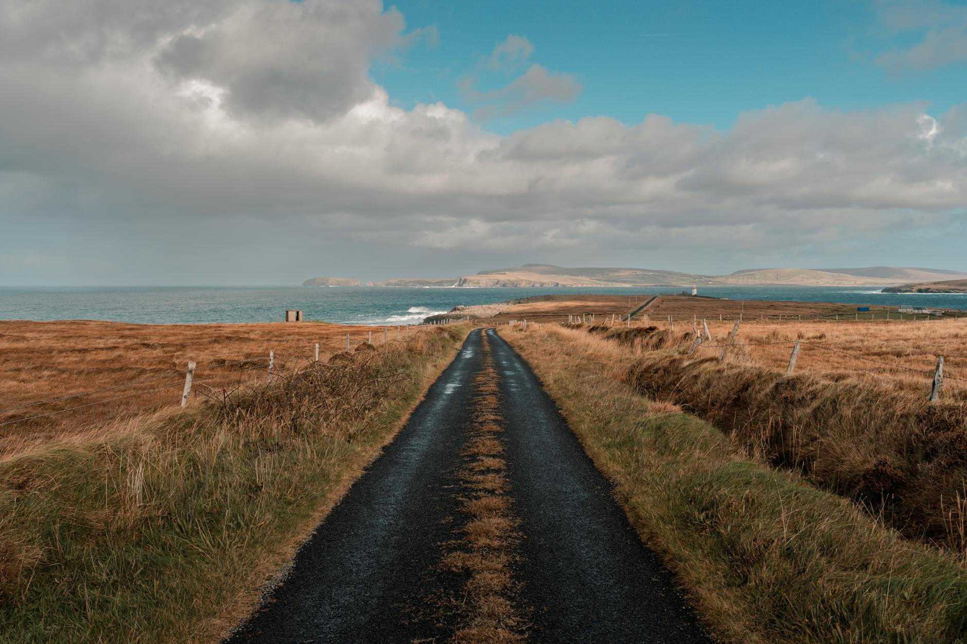 Szosa na klifowym wybrzeżu Wild Atlantic Way pod dramatycznym niebem