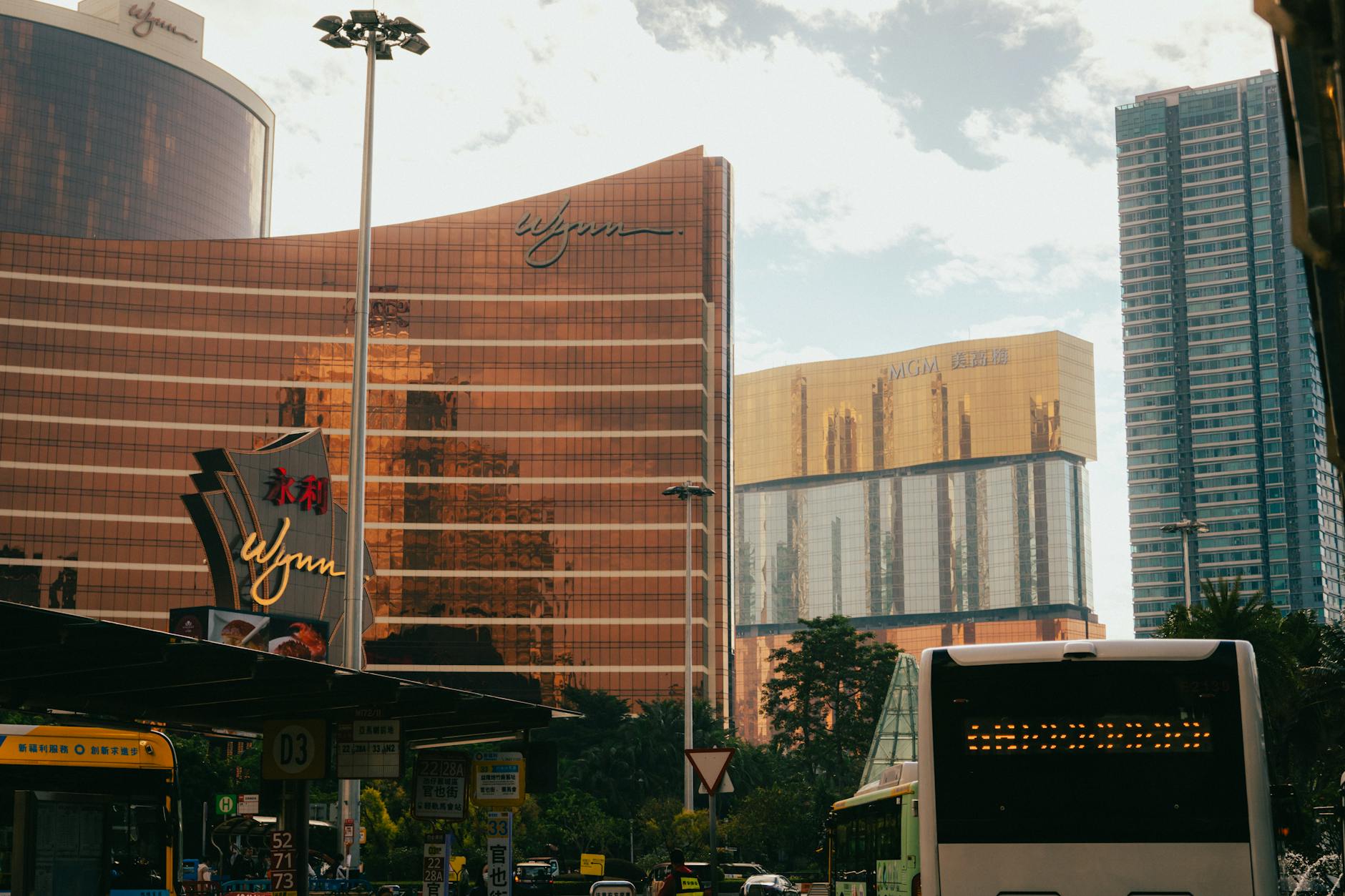 Wieżowce Wynn i MGM w centrum Makau o zachodzie słońca