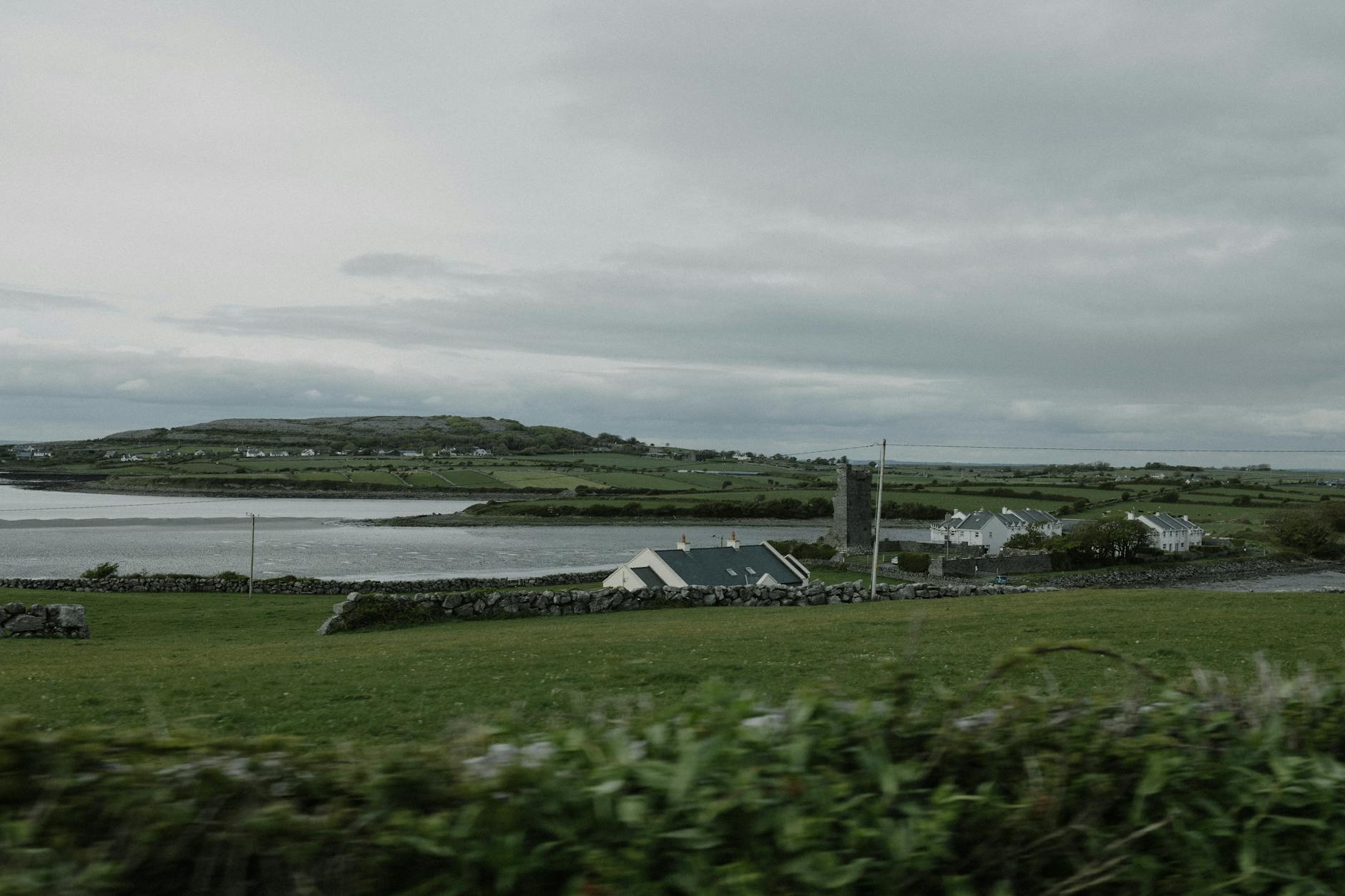 Zielona irlandzka wieś nad oceanem z kamiennymi domkami