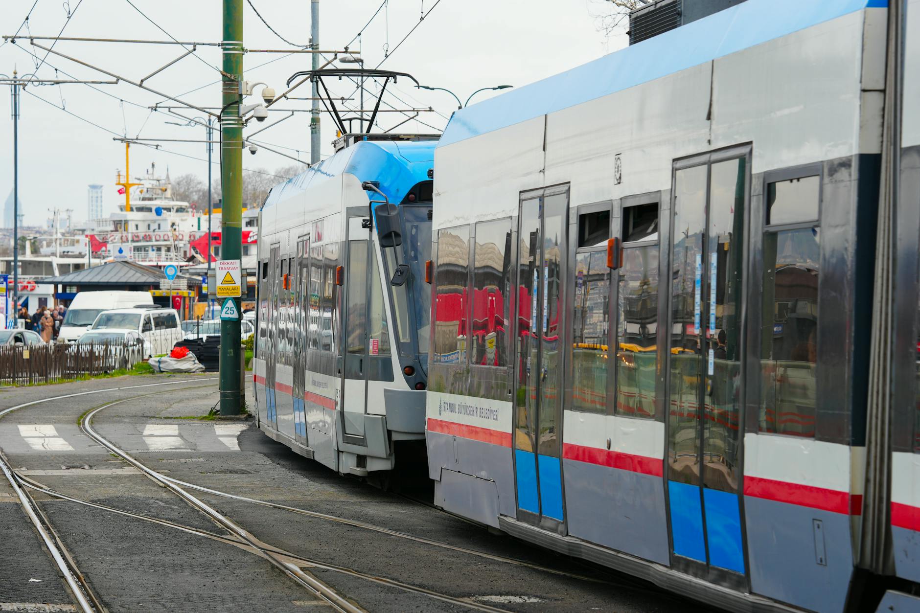 Tramwaj w Stambule jedzie po łuku torów w ruchliwej miejskiej dzielnicy