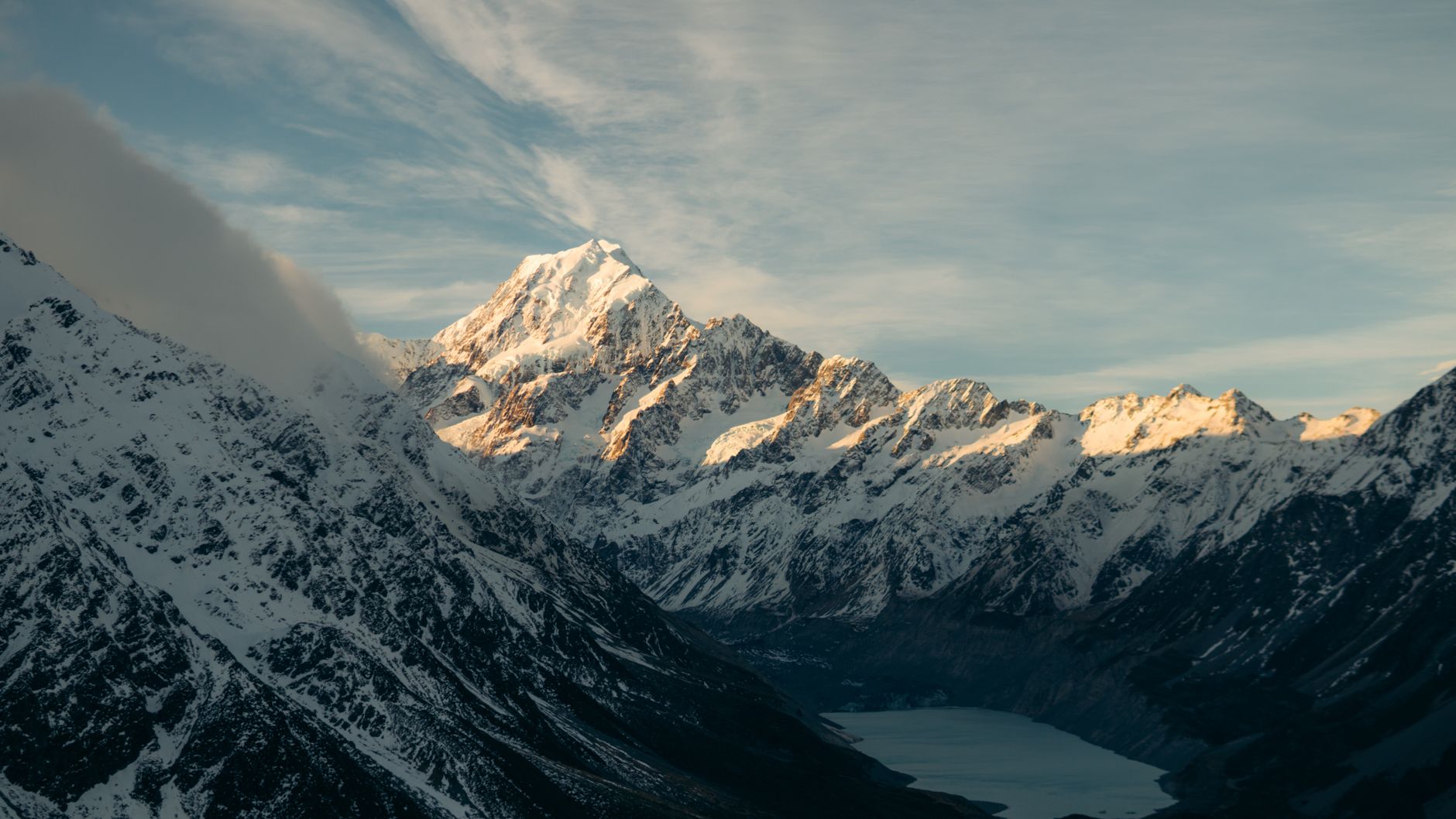 Aoraki Mount Cook o świcie, ośnieżone szczyty Alp Południowych