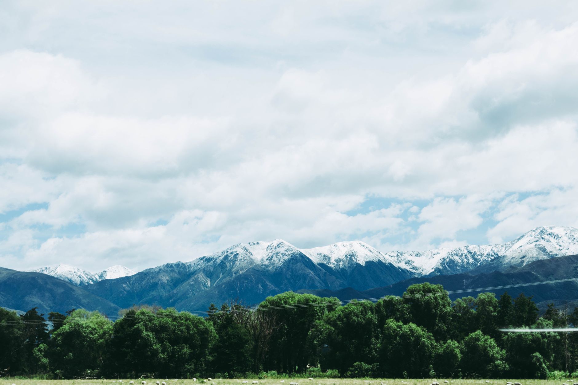 Ośnieżone góry pod chmurami w Kaikoura w Nowej Zelandii