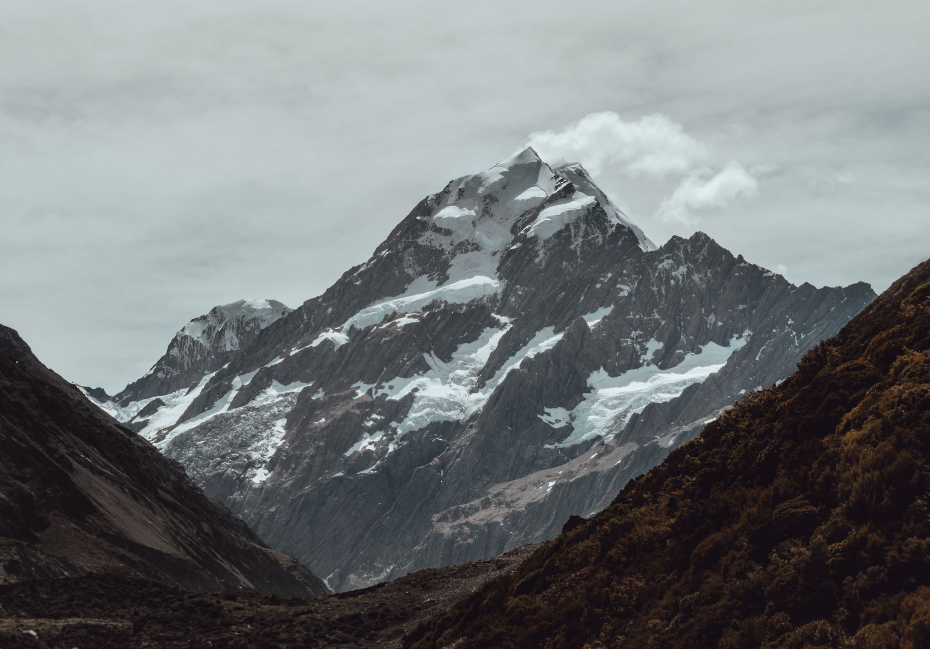 Ośnieżony szczyt Mount Cook w surowym krajobrazie Canterbury