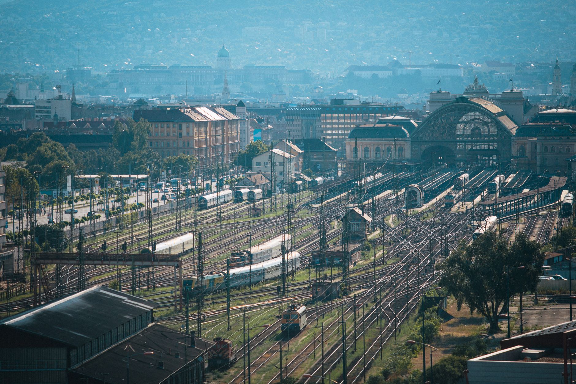 Panorama Budapesztu z lotu ptaka z dworcem kolejowym i torami Panorama Budapesztu z lotu ptaka z dworcem kolejowym i torami